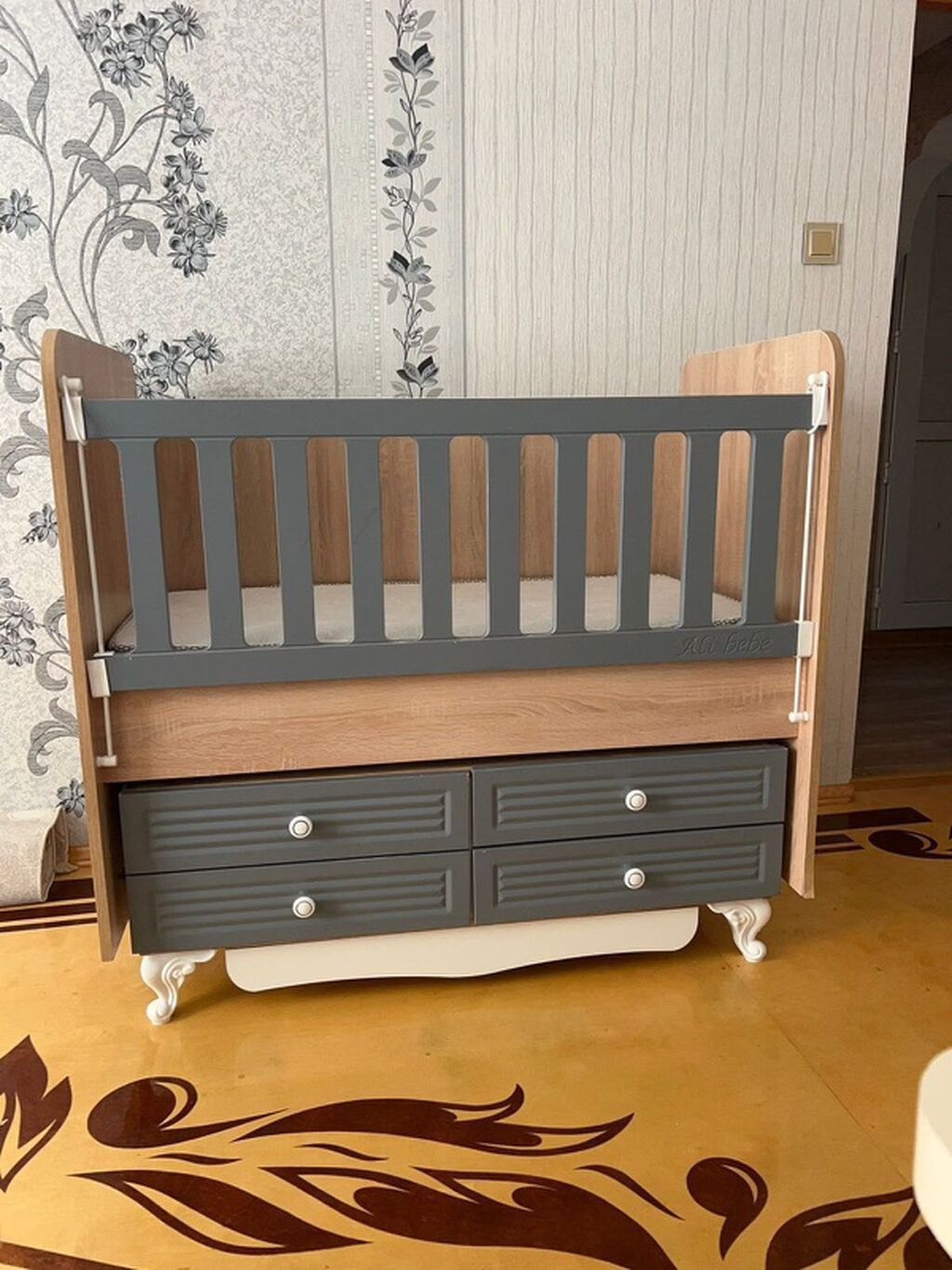 Uşaq beşiyi – çekmecəli model, açıq ağac + tünd boz