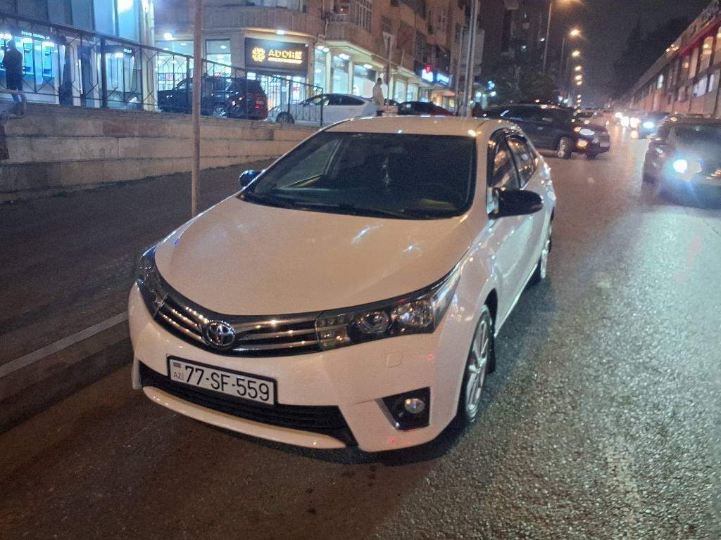 Toyota Corolla sedan – ağ rəng, şəhər və magistral üçün qənaətcil və