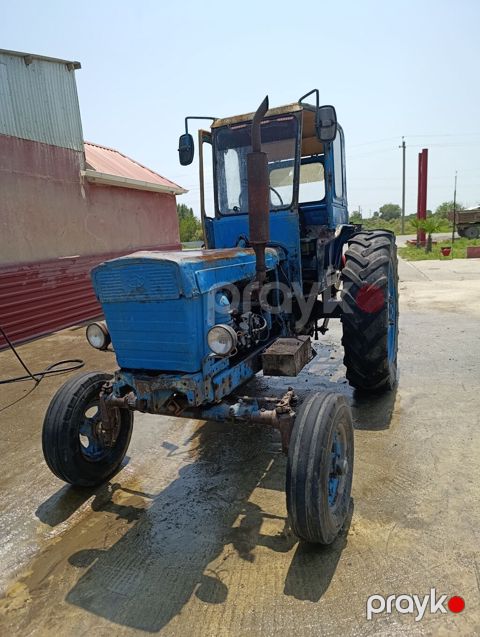 Kabinli kənd təsərrüfatı traktoru satılır. Traktor mavi rəngdədir — Zərdab