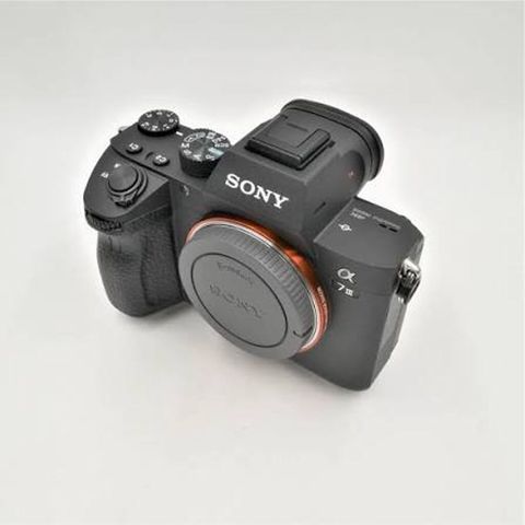 Sony Alpha a7 III (ILCE-7M3) tam kadr güzgüsüz fotoaparat gövdəsi
