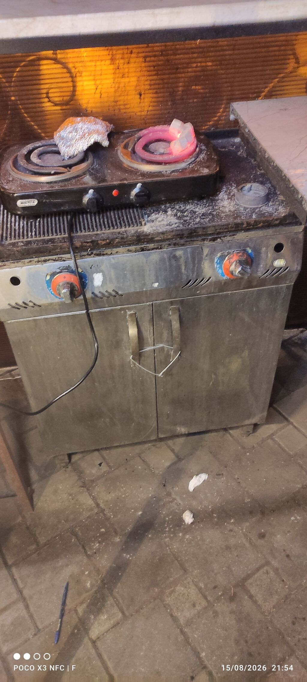 İki gözlü qaz plitəsi və alt hissəsində metal kabinet - Stolüstü qaz