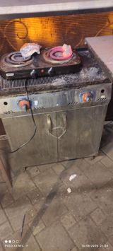 İki gözlü qaz plitəsi və alt hissəsində metal kabinet - Stolüstü qaz — Masaüstü sobalar
