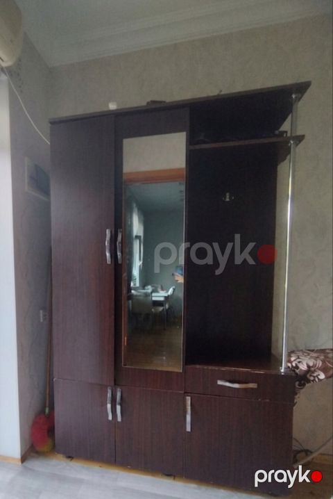Qonaq otağı üçün çoxfunksiyalı şkaf-komod (laminat, güzgülü)