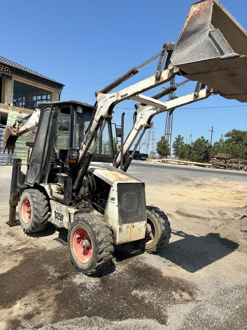 Bobcat B250 ekskavator-yükləyici - Markalı model: Bobcat B250 (IR – — Ekskavatorlar, Bakı (5)