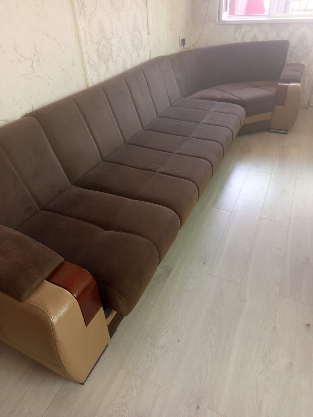 Qonaq otağı üçün böyük ölçülü künc divanı. Divan qəhvəyi rəngdədir