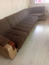 Qonaq otağı üçün böyük ölçülü künc divanı. Divan qəhvəyi rəngdədir — Furniture