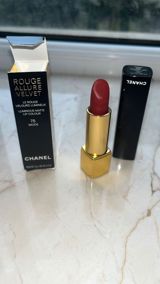 Dodaq boyasi biraz isfade olunub Chanel Velvet — Avadanlıq icarəsi