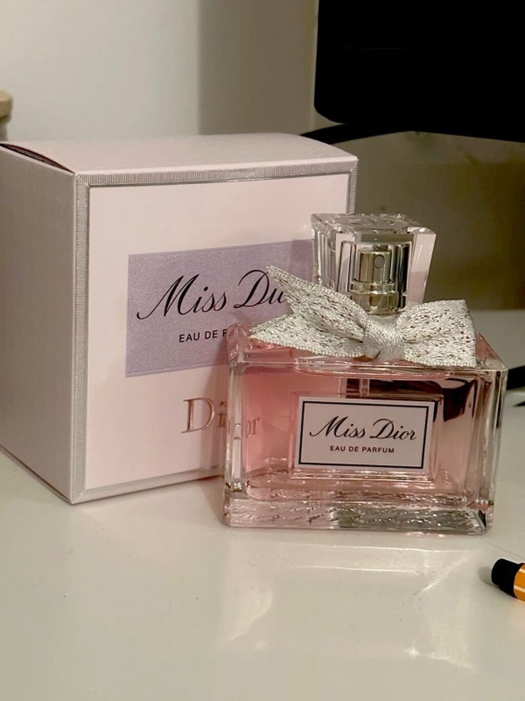 Miss Dior Eau de Parfum ətiri. Zərif və eleqant dizaynlı şüşə