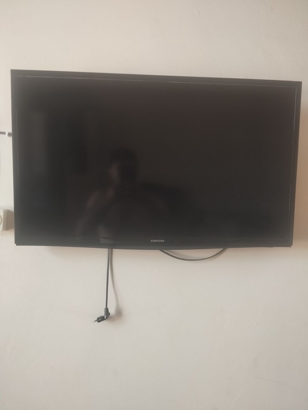 Samsung LED televizor — divara asılan model - Ekran: təxminən 40–43