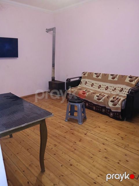 Mehdiabadda mərkəzə 3-5dqlik məsafədə 2 otaqlı ev kirayə verilir. İş