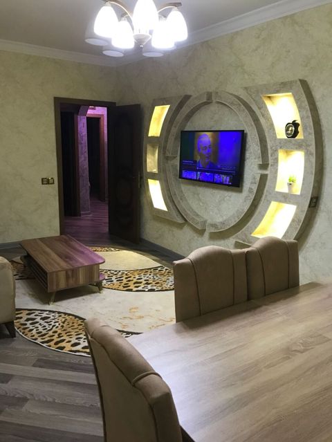 Xozeykalı mənzil işləyən xanımlara kirayə verilir. Ev şəkildə