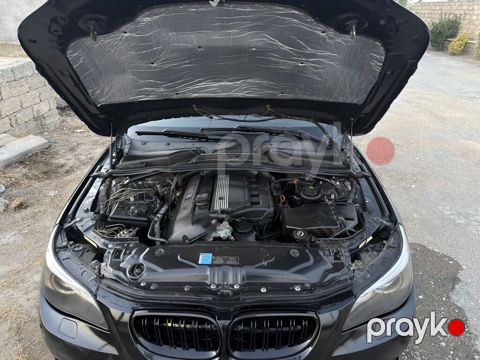 BMW 5 Seriyası (E60) sedan - Rəng: qara, tünd şüşələr - Ban: sedan