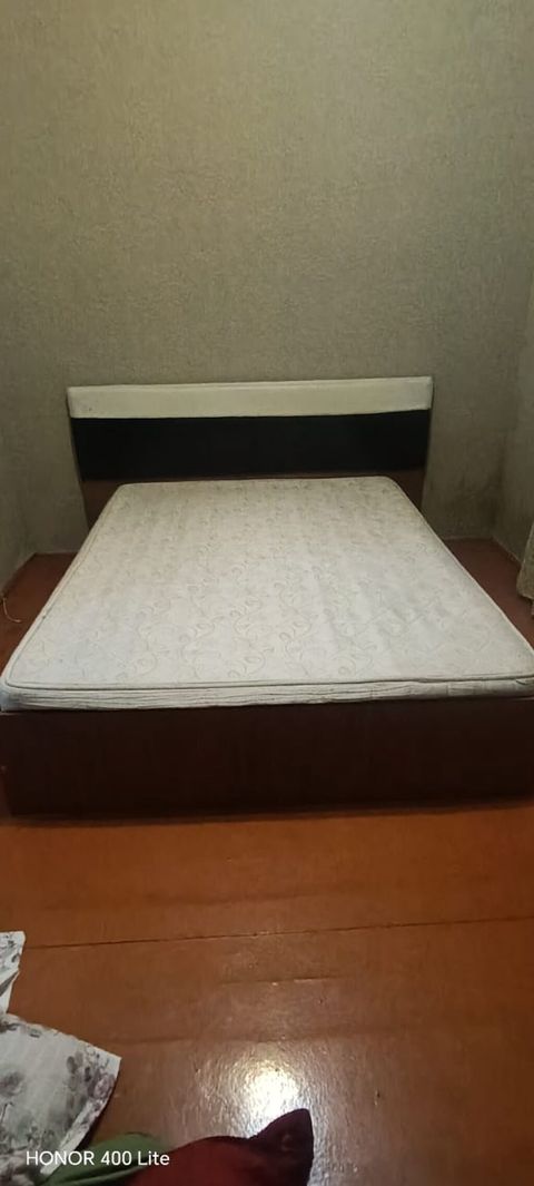 İki nəfərlik çarpayı və döşək dəsti - Ölçü: təxmini 160x200 sm