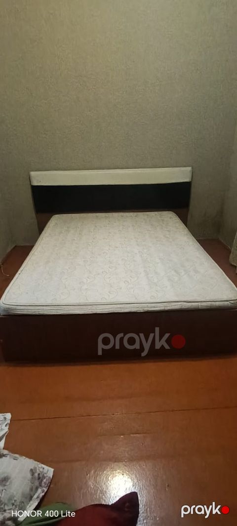 İki nəfərlik çarpayı və döşək dəsti - Ölçü: təxmini 160x200 sm