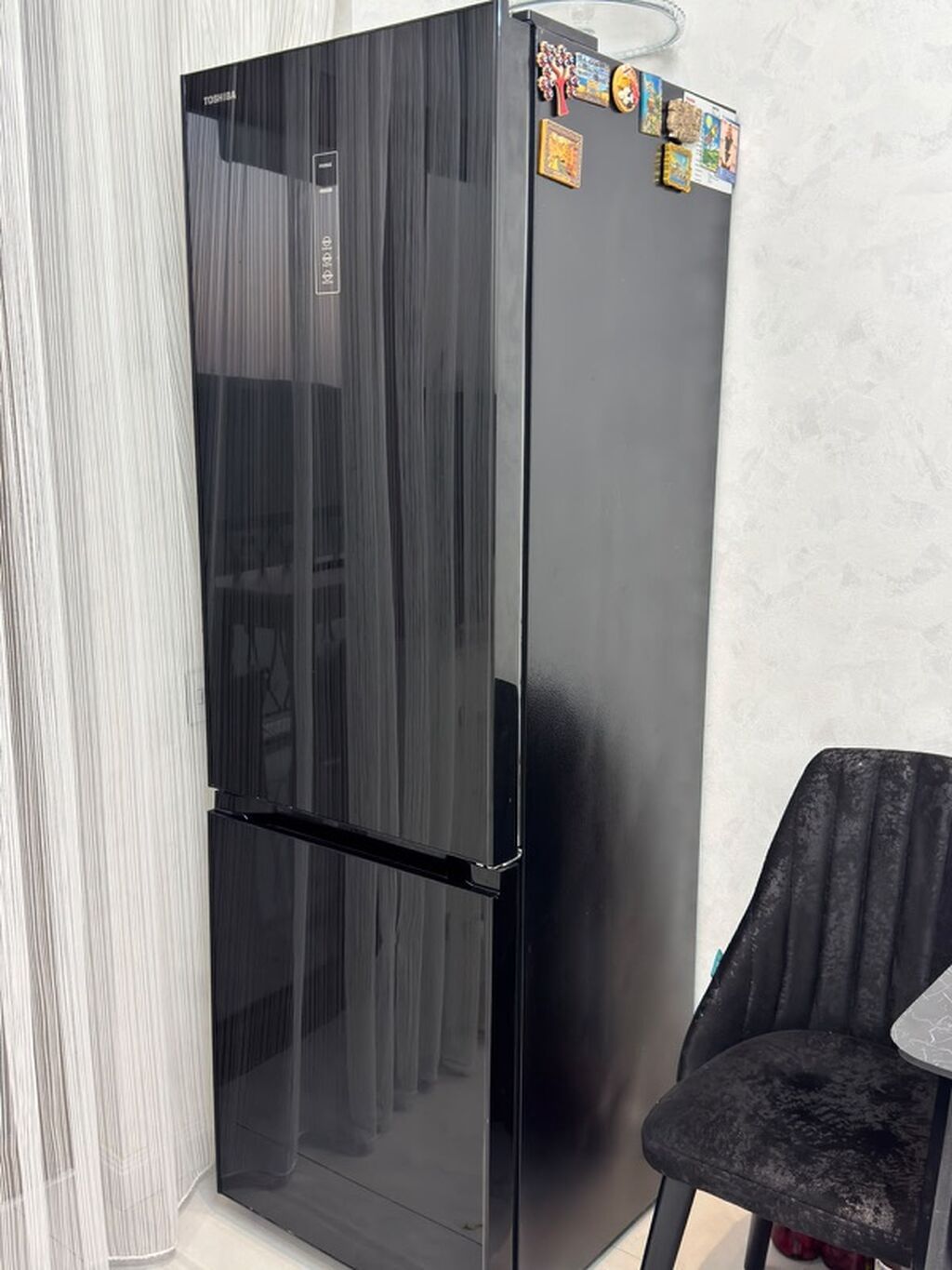 Toshiba iki qapılı soyuducu, qara şüşə ön panel ilə. - Yuxarıda