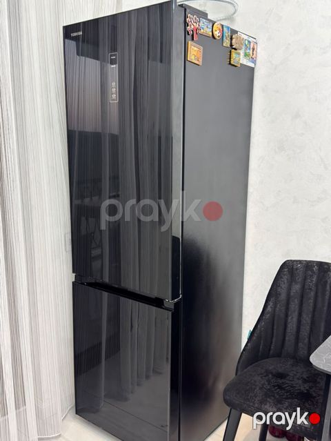 Toshiba iki qapılı soyuducu, qara şüşə ön panel ilə. - Yuxarıda