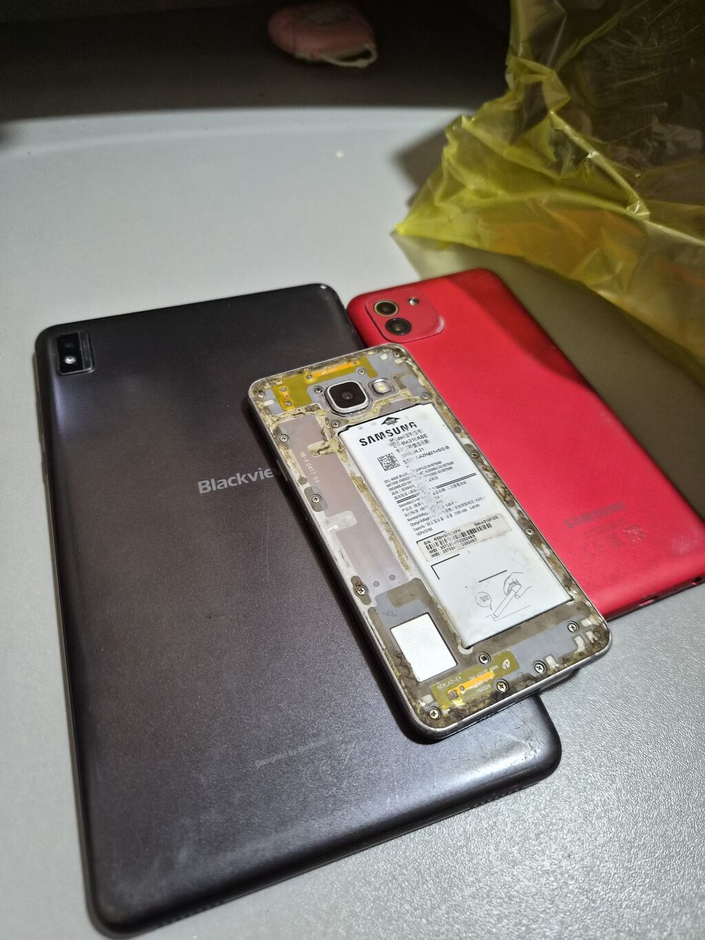 Lot: 2 planşet + 1 smartfon. 3nunde ekrani yanib islemis sadece — Digər planşetlər, Masazır (4)