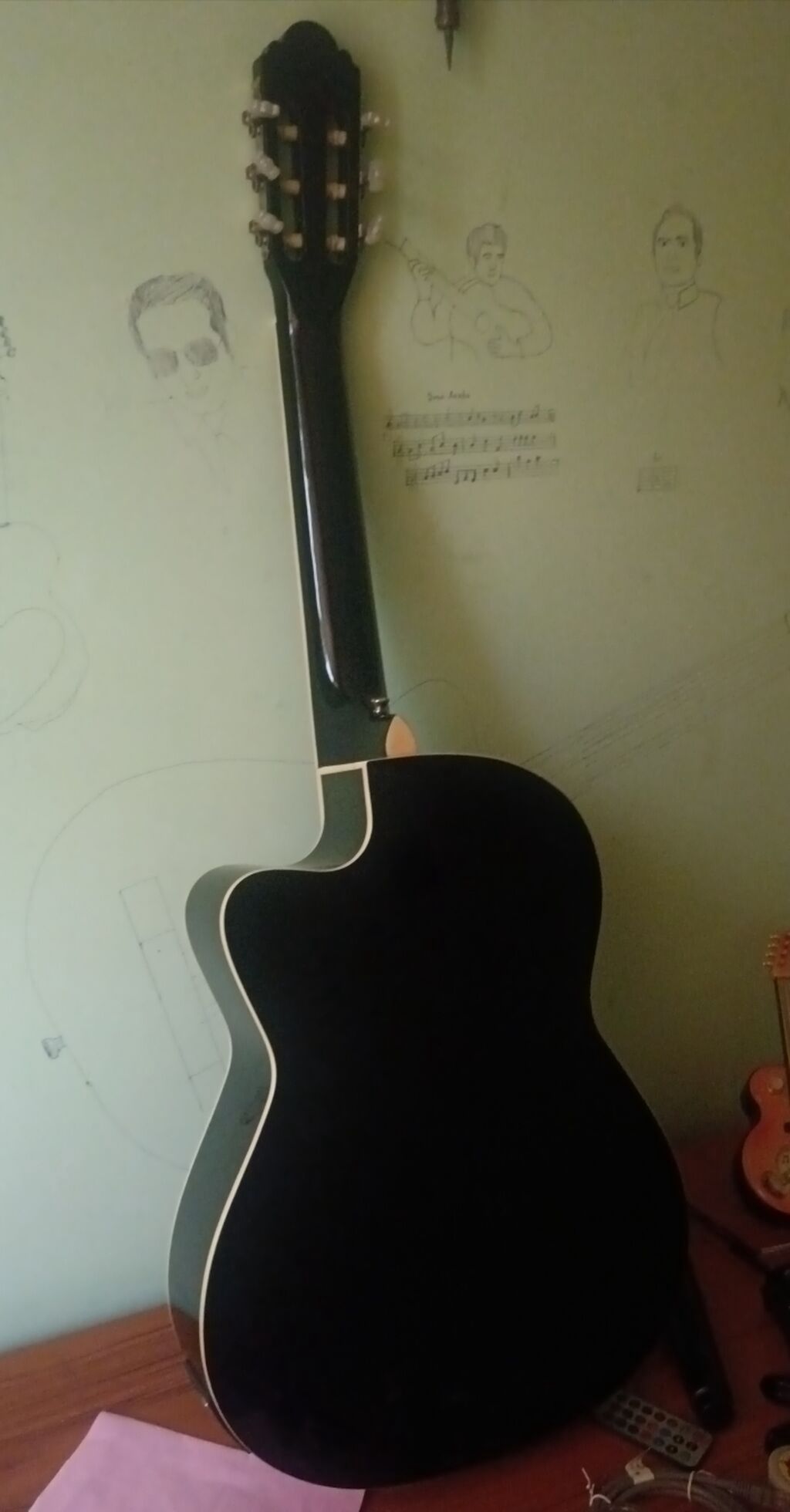 Elektro-akustik klassik gitara - Korpus: kəsikli (cutaway) dizayn