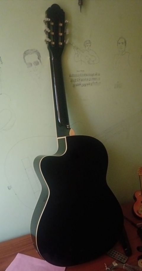 Elektro-akustik klassik gitara - Korpus: kəsikli (cutaway) dizayn