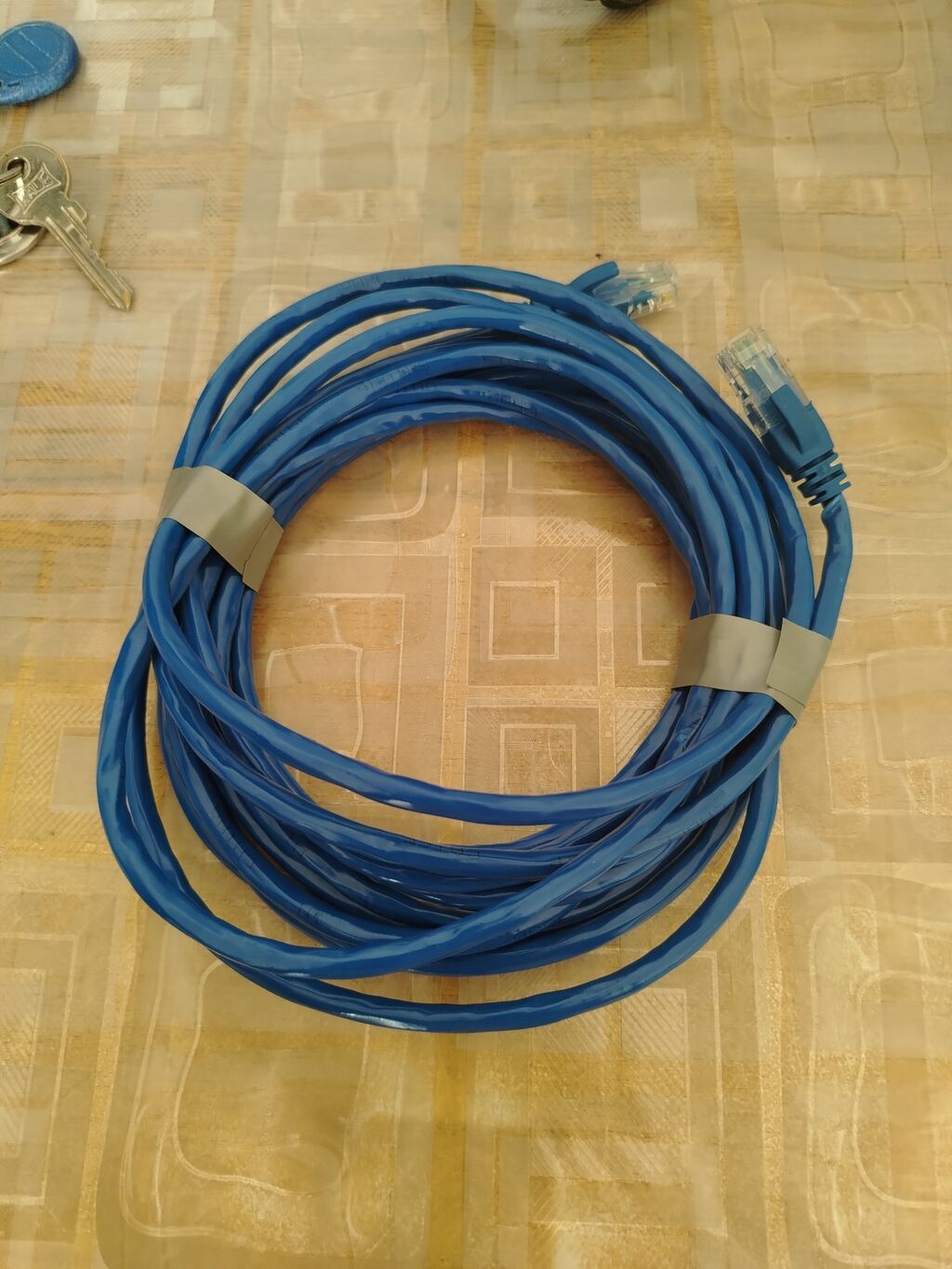 RJ45 şəbəkə kabeli. Mavi rəngli Ethernet/LAN kabelidir, hər iki