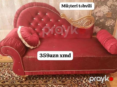 Qırmızı rəngdə zərif dizaynlı çarpayı-divan (şeziq). Yarı dairəvi başlıq