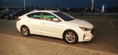 Hyundai Elantra: 2 l | 2018 il Sedan