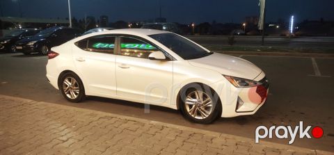 Hyundai Elantra: 2 l | 2018 il Sedan
