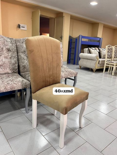 Yumşaq oturacaqlı yemək otağı stulu — bej parça, ağ ayaqlar