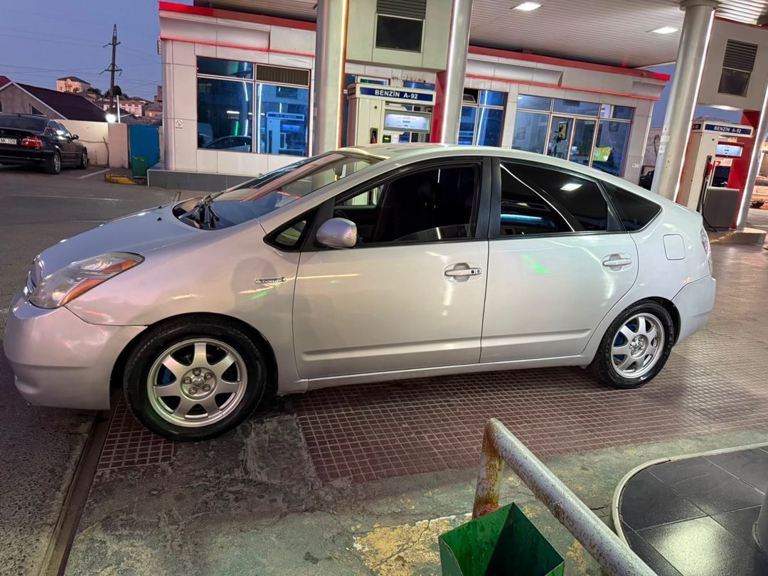 “Toyota Prius” icarəsi — Avtomobil icarəsi, Bakı (4)
