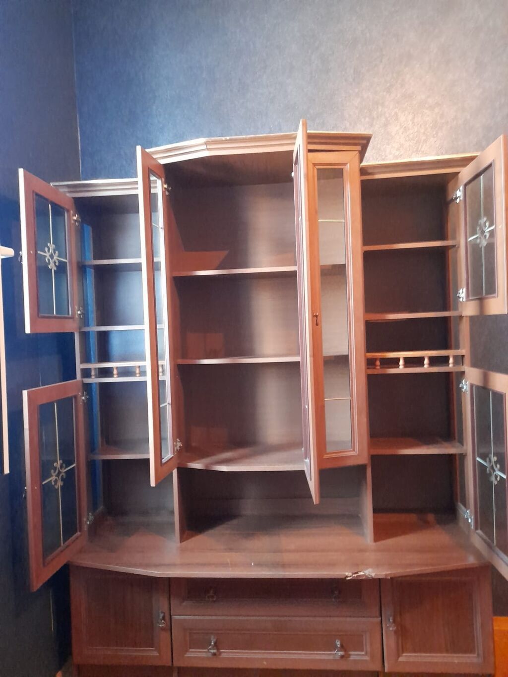 Klassik üslubda böyük vitrin-dolap - Material: tünd qoz rəngli — Mallar, Qobu (2)