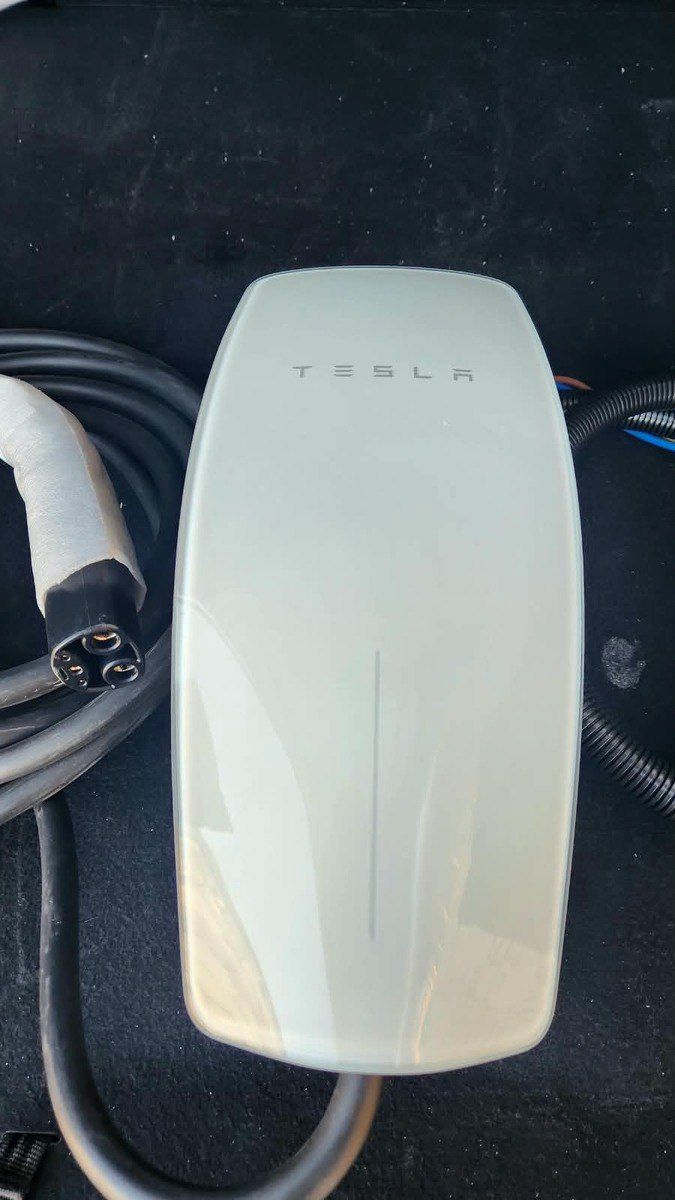 Tesla şarj aləti — Ehtiyat hissələri və aksesuarlar, Bakı