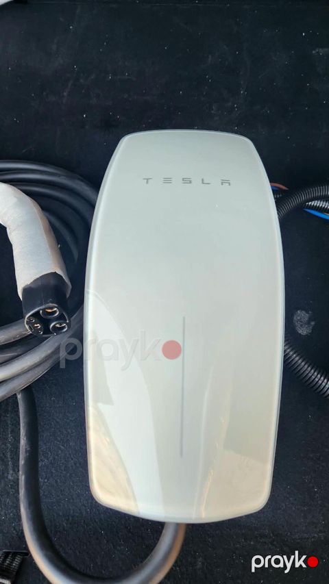 Tesla şarj aləti