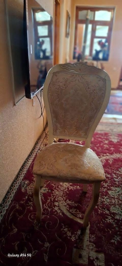 Klassik üslubda yemək otağı dəsti üçün stullar və krem rəngli divan 5