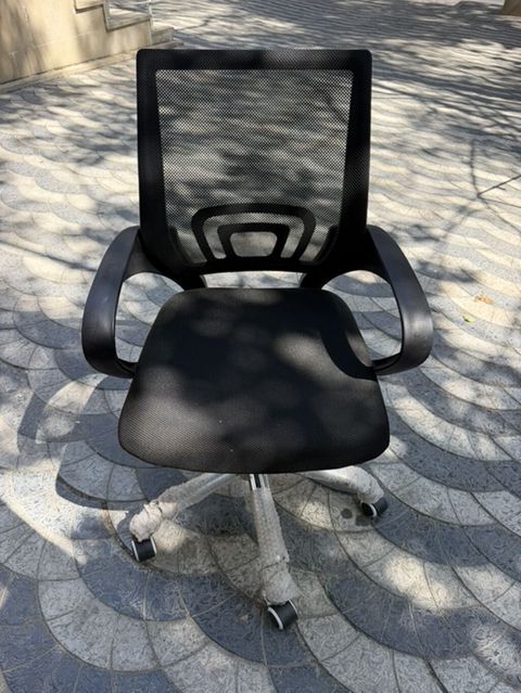Erqonomik ofis kreslosu – qara rəng Yenidir cox az isdenib. Matrial — Ofis mebeli