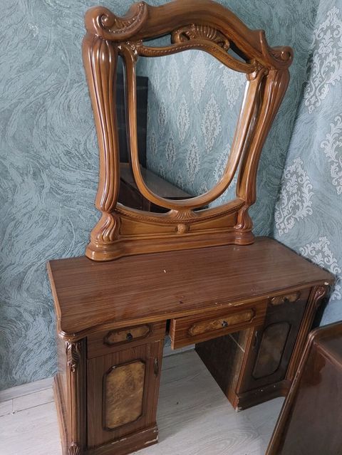 Klassik üslubda makiyaj/iş stolü güzgü ilə, barok elementləri