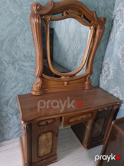 Klassik üslubda makiyaj/iş stolü güzgü ilə, barok elementləri