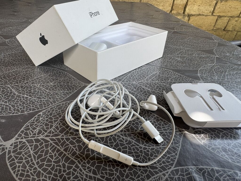 Iphone qulaqciq satiram yenidir hec islenmeyib — Elektronika, Bakı