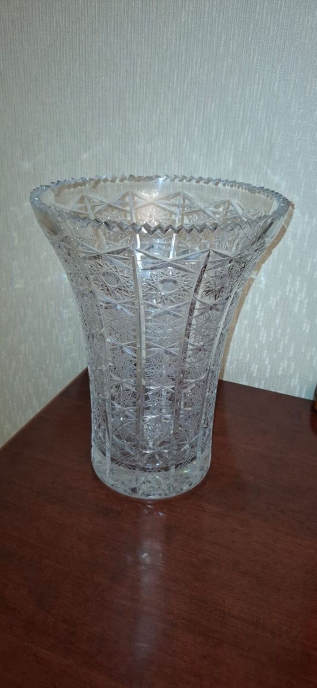 Kristal kəsilmiş vaza