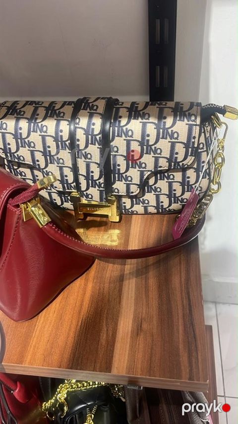 Eldedir. Mağaza baglanib 1 eded qalıb Dior çanta