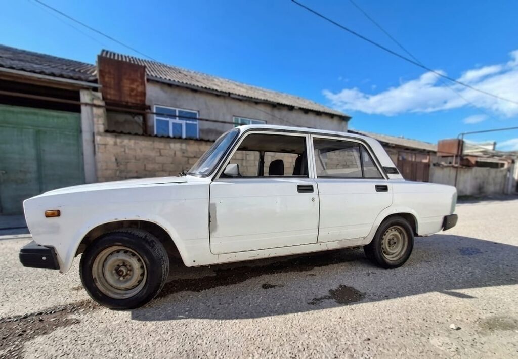 VAZ 2107, ağ rəng, 4 qapılı sedan. Əsas xüsusiyyətlər: - — Avto, Quba (4)