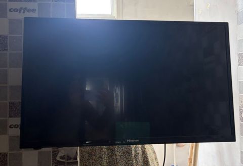 Hisense smart 82 ekran tv 160 azn satılır divara vurlan dəmirləri