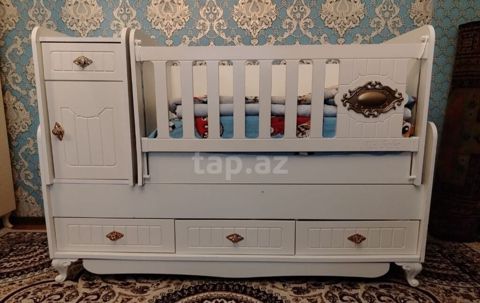 Uşaq bəşiyi cədvəllə, klassik stil, ağ