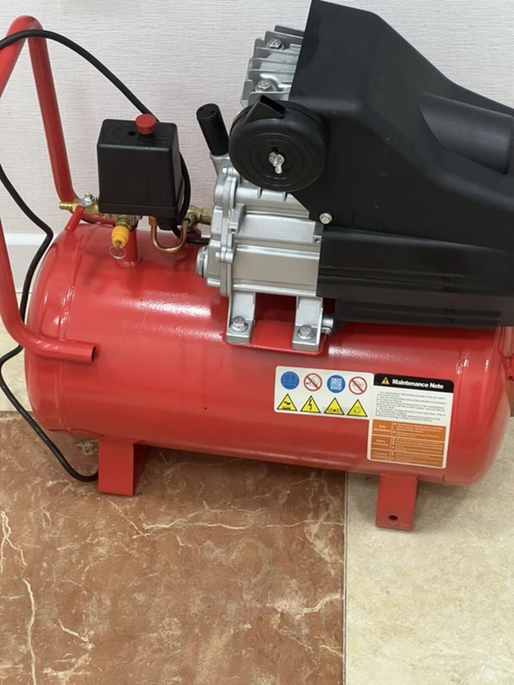 Qırmızı rəngli elektrikli hava kompressoru - Elektriklə işləyən