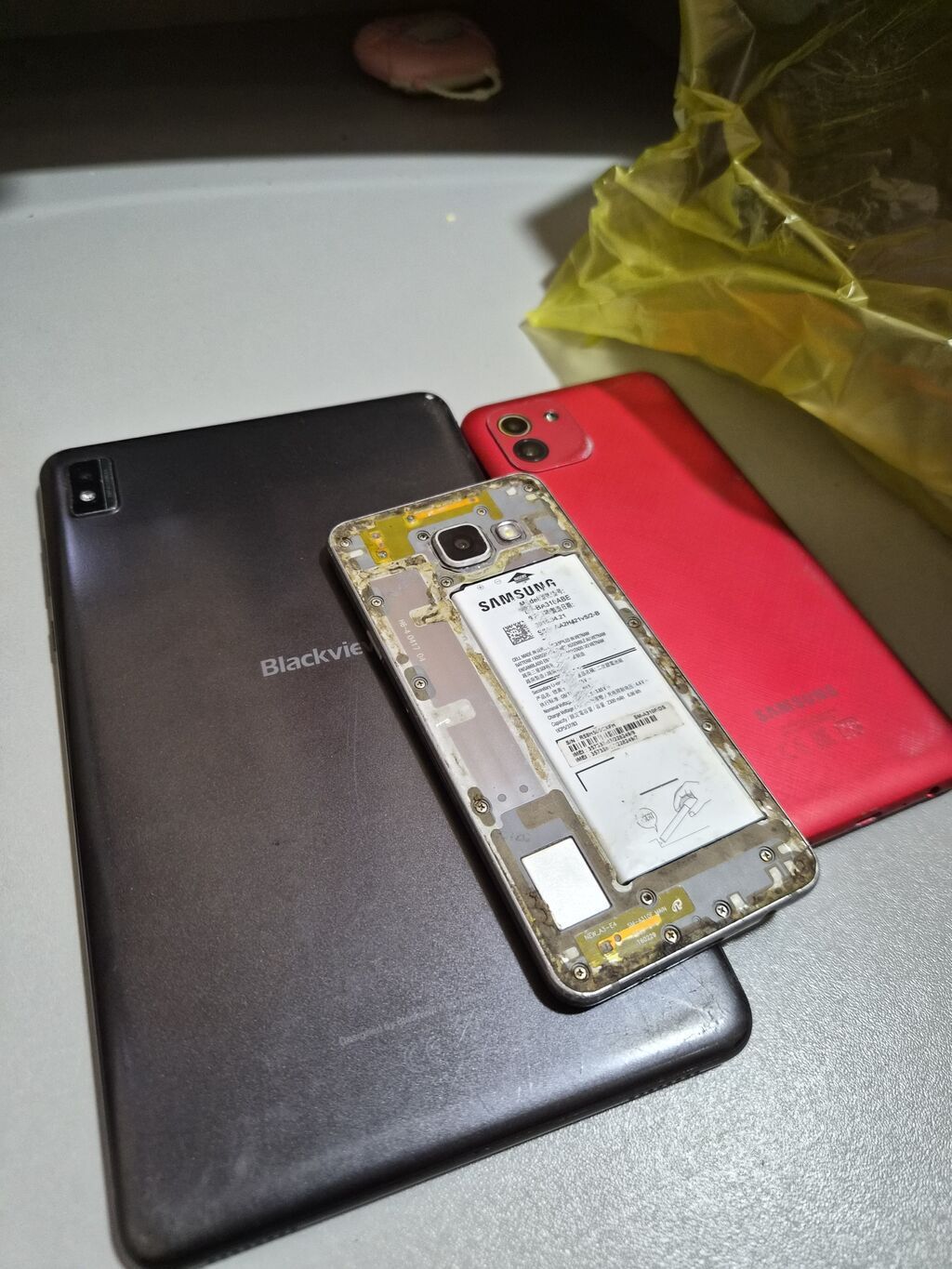 Lot: 2 planşet + 1 smartfon. 3nunde ekrani yanib islemis sadece — Digər planşetlər, Masazır (3)