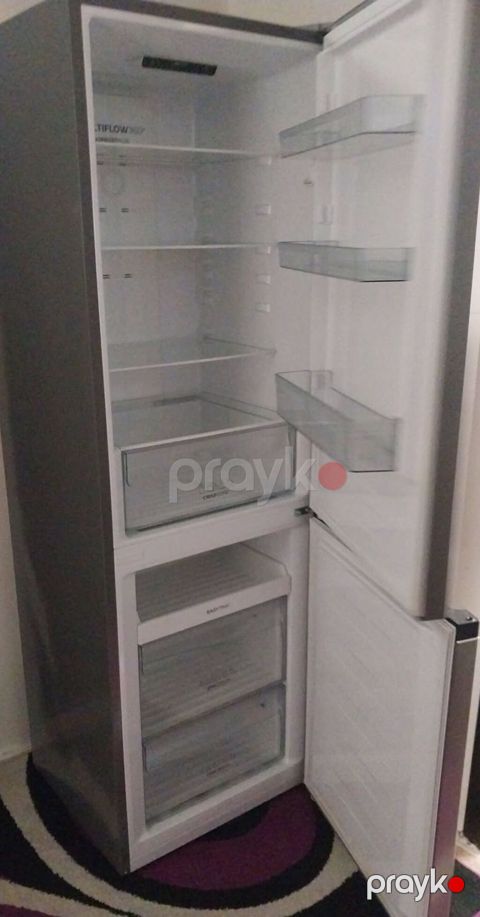 Soyuducu yaxşı vəziyyətdədir heç bir prablemi yoxdur köçe görə satılır