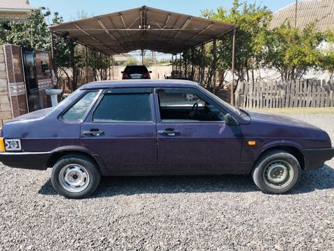 Lada sedan, bənövşəyi rəng. 4 qapılı kuzov, arxa ötürücü. Mexaniki