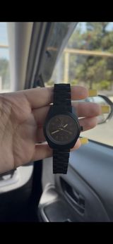 Qara rəngdə minimalist analoq qol saatı. - Korpus: mat qara tonlarda — Qol saatları