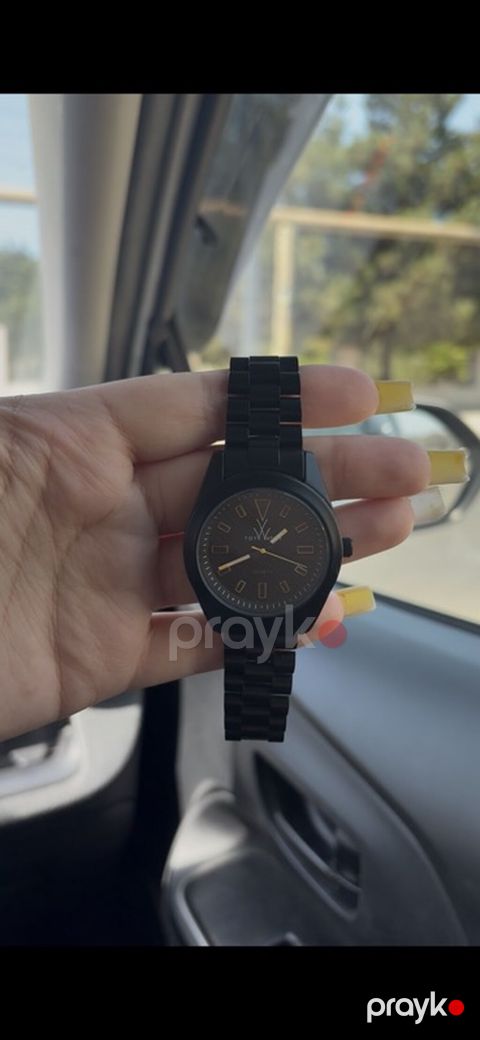 Qara rəngdə minimalist analoq qol saatı. - Korpus: mat qara tonlarda