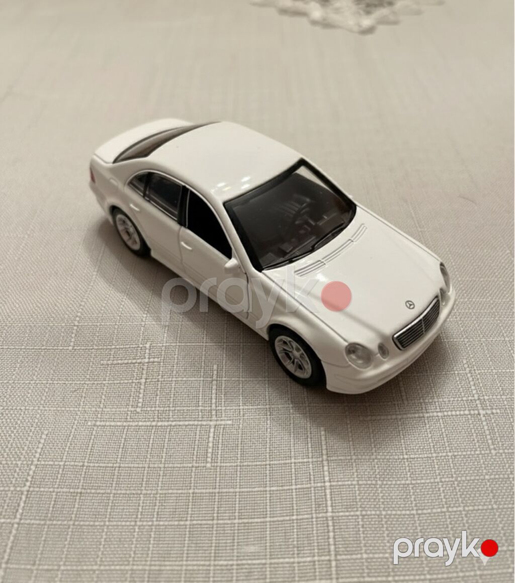 Ağ rəngli metal oyuncaq sedan model avtomobil - Korpus: die-cast — Mallar, Bakı (2)