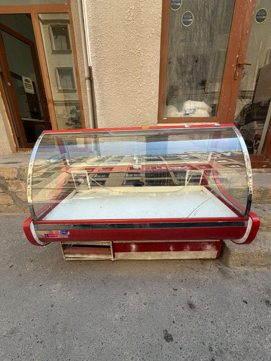Soyuducu vitrin – 1,8–2,0 m təxminən ön panel uzunluğu, şüşə qabarıq — Mallar, Masazır (2)